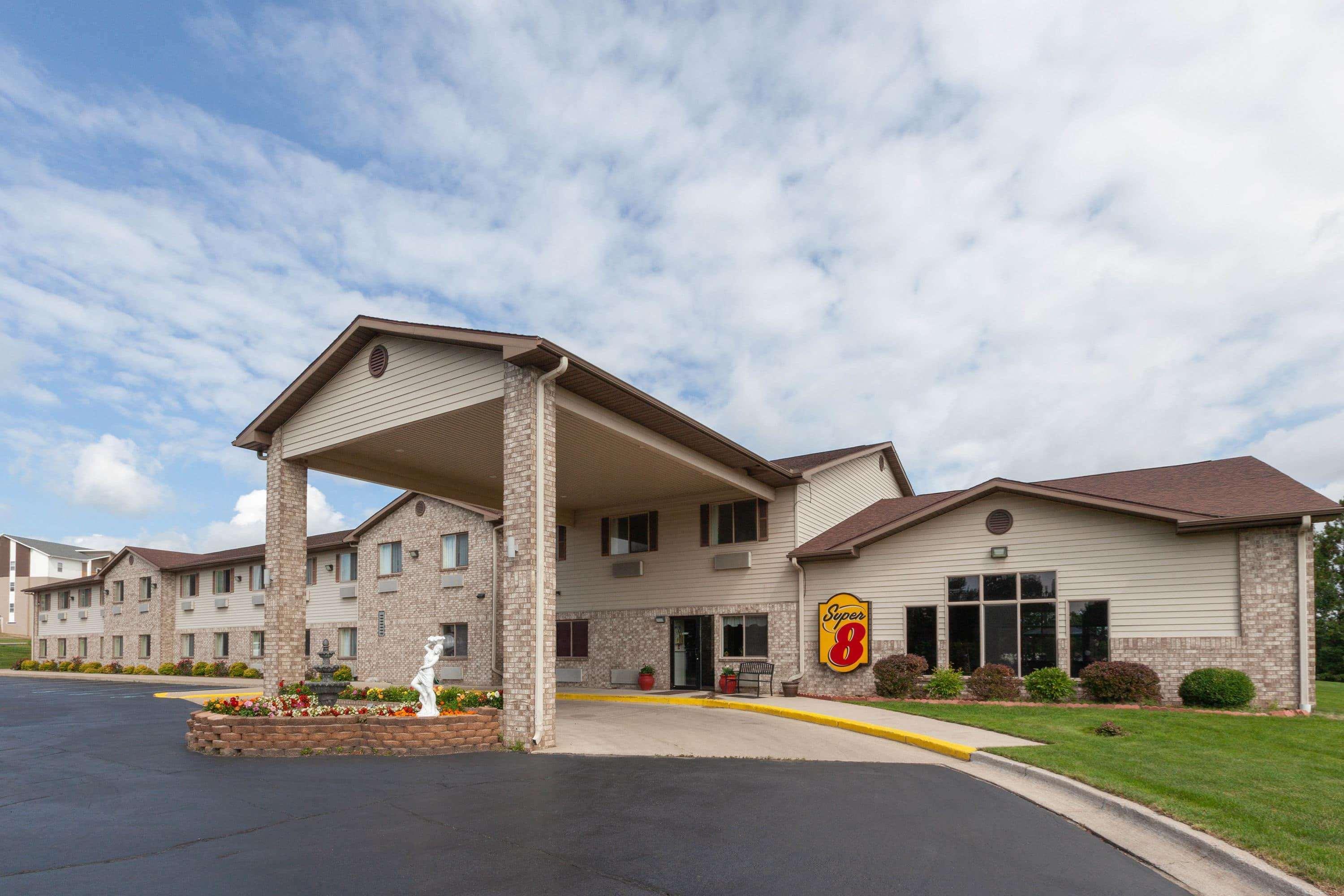 Super 8 By Wyndham Big Rapids Motel Exterior foto