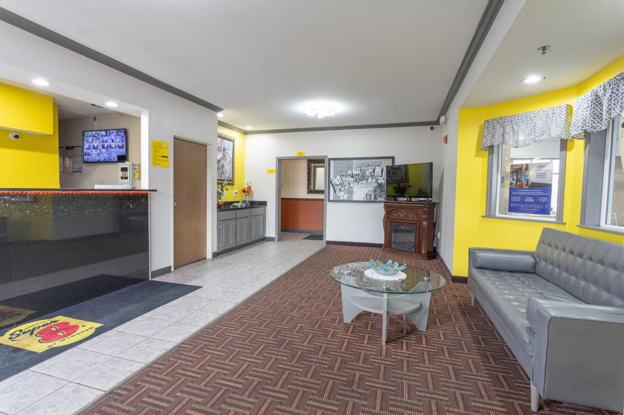 Super 8 By Wyndham Big Rapids Motel Exterior foto